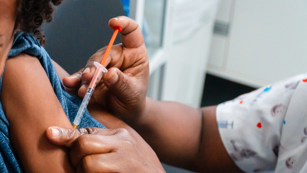 Quem precisar da vacina deve se dirigir às unidades Jd. Vicente de Carvalho ou Boraceia