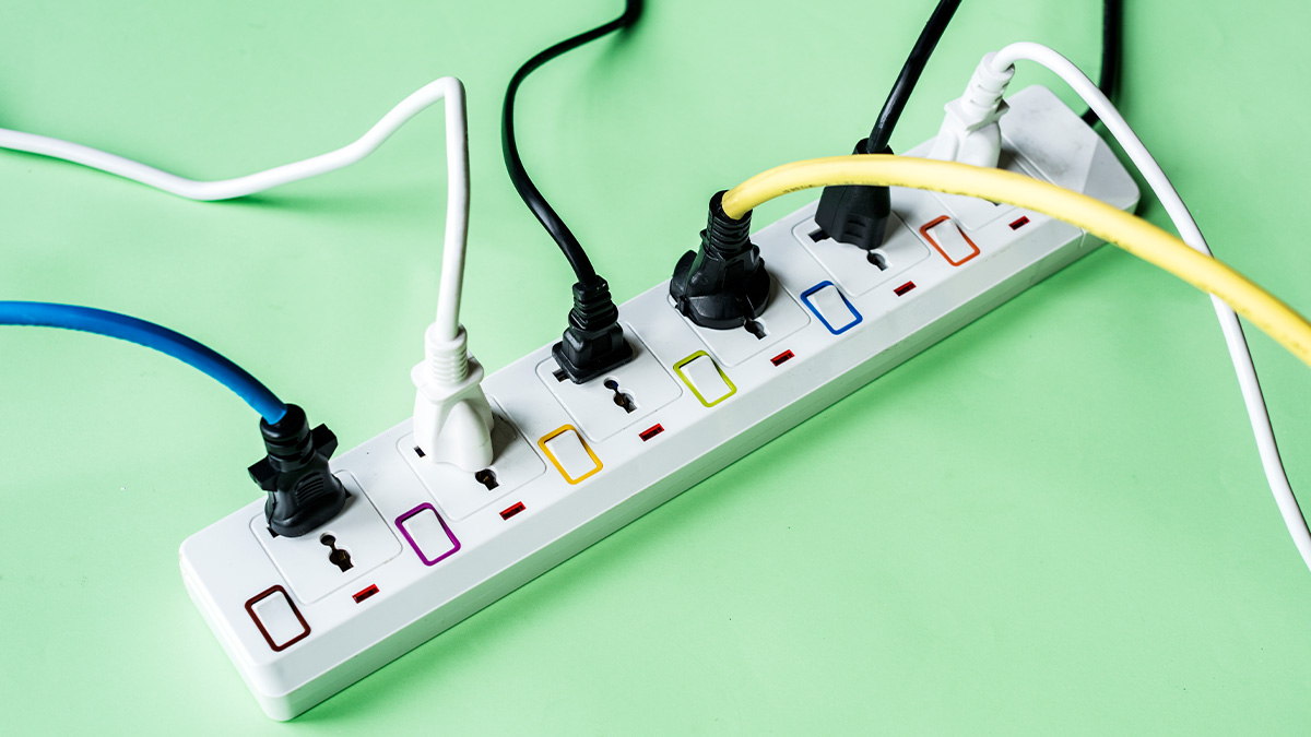 Em tempos de casas cheias de aparelhos eletrônicos, os cabos de extensão viraram um item comum, e, muitas vezes, indispensável