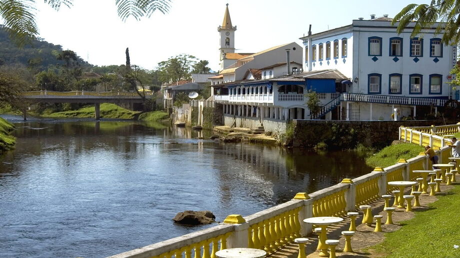 Com ruas de paralelepípedo, casarões coloridos, culinária tradicional e paisagens que parecem pinturas, Morretes é um dos destinos mais charmosos do Brasil
