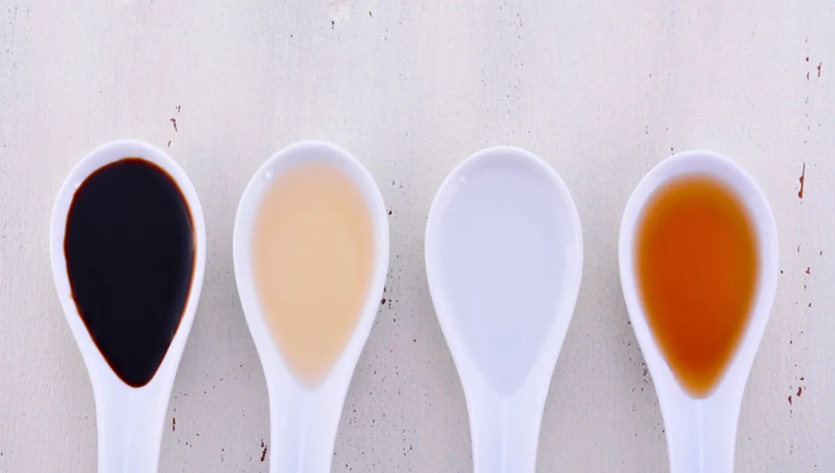 Vinagre de maçã possui um aroma adocicado e ácido que atrai as moscas de frutas, também conhecidas como moscas do vinagre