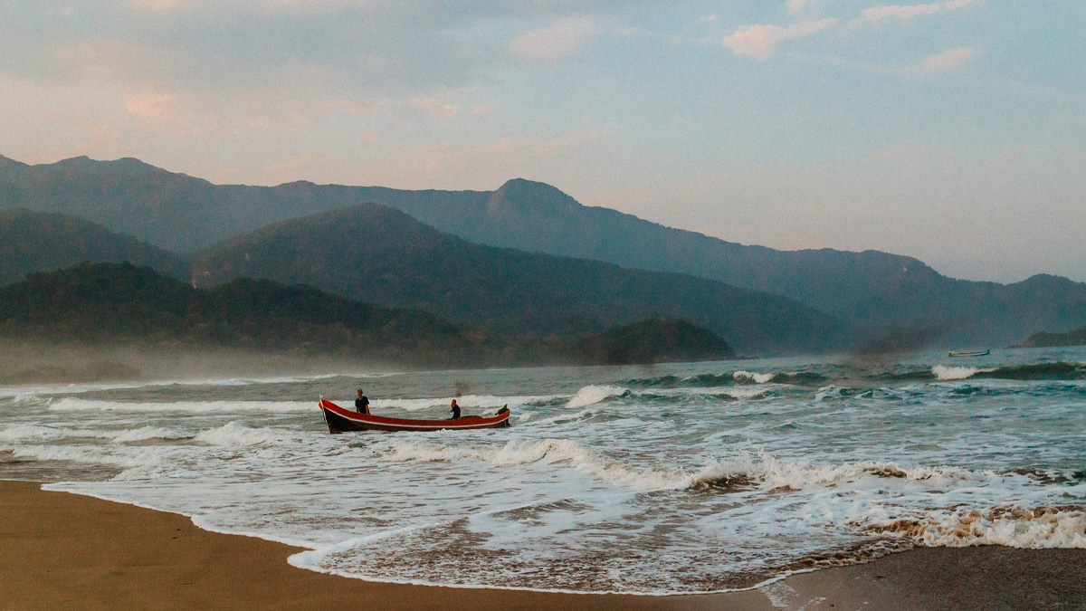 Considerada uma das mais belas praias do Brasil, a Praia de Castelhanos, em Ilhabela (SP), é um verdadeiro tesouro natural do litoral norte paulista.