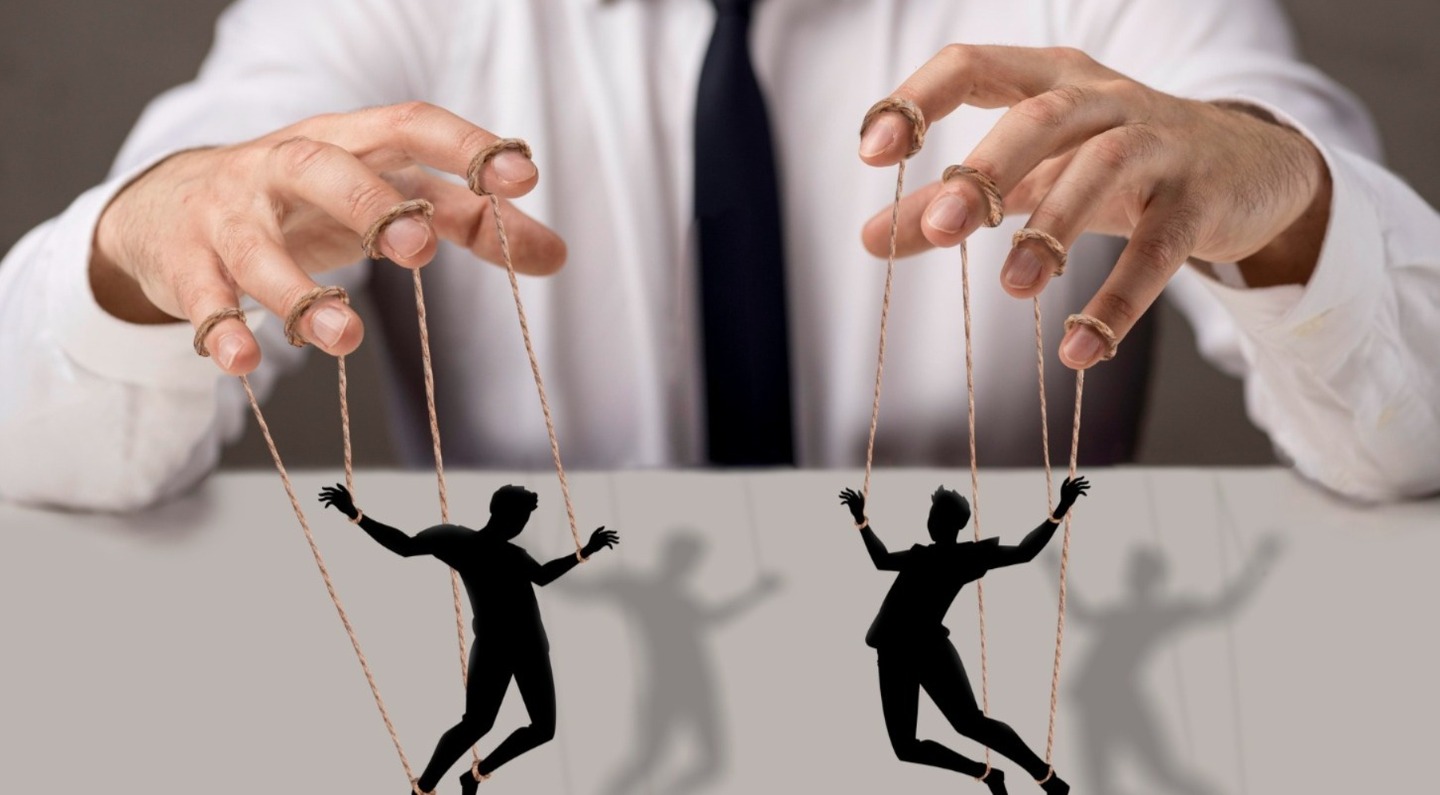 Pessoas com alta autoconfiança, ausência de medo e resistência ao estresse tendem a se destacar em posições de comando e em ambientes de tomada de decisão rápida