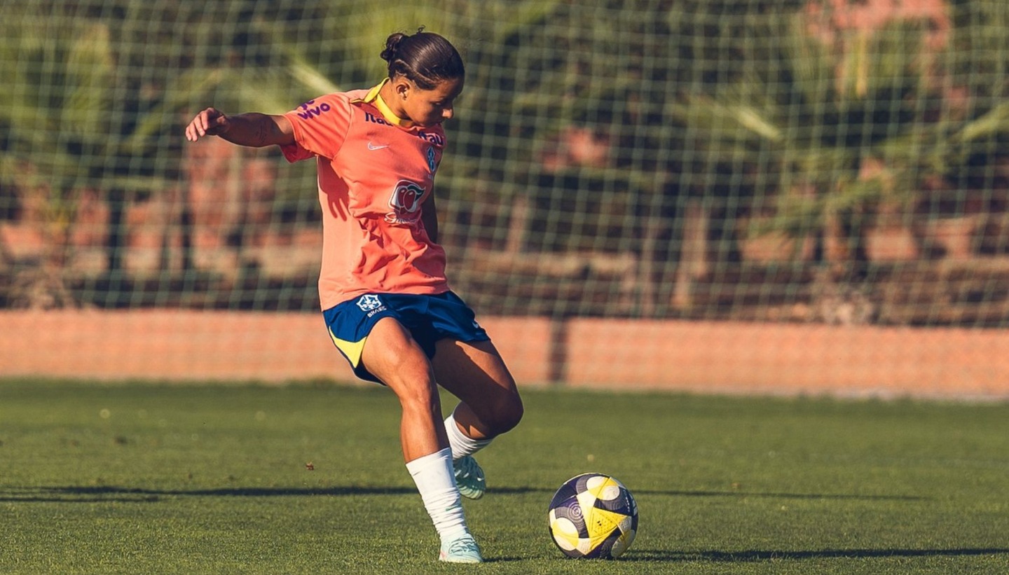 Entre as convocadas que defendem o Brasil está a meio-campista Evelin Bonifácio, natural de Peruíbe, no litoral sul de São Paulo