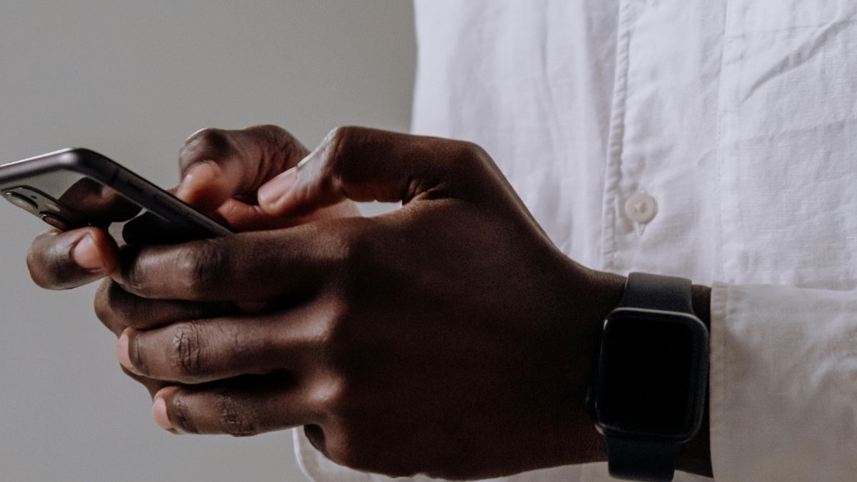 WhatsAppinite" é mais comum do que parece, alertam fisioterapeutas