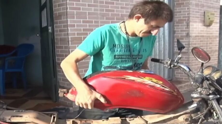 Sandro Alves nasceu com uma deficiência e foi analfabeto por muitos anos, mas criou uma moto movida a água