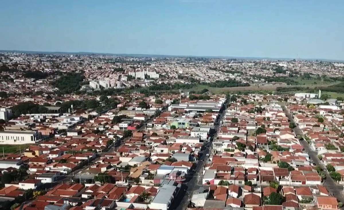 A educação na cidade também se destaca, oferecendo universidades e escolas de qualidade