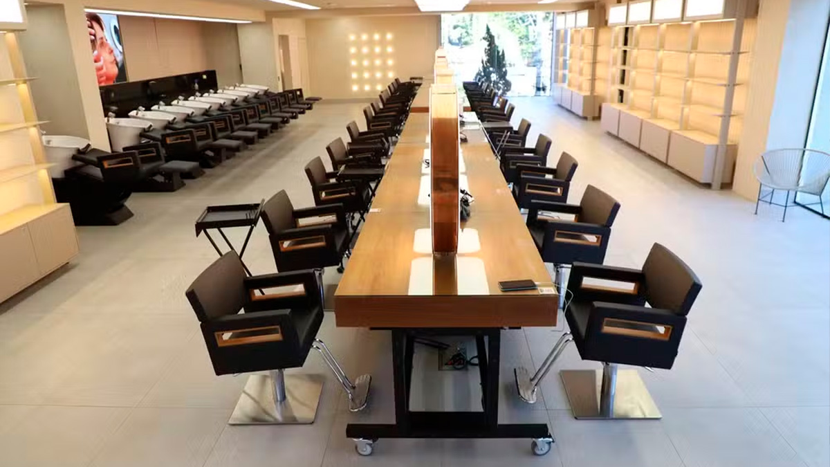 Em meio ao luxo dos Jardins, em São Paulo, um salão de beleza se destaca pelo tamanho e pela grandiosidade.