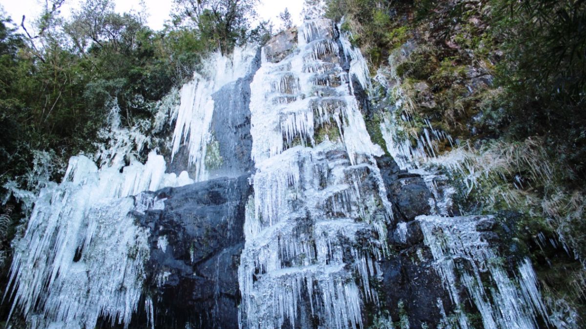 O fenômeno da cachoeira congelada encanta quem busca o inverno perfeito