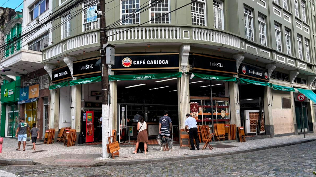 Em uma das esquinas mais icônicas de Santos está o Café Carioca