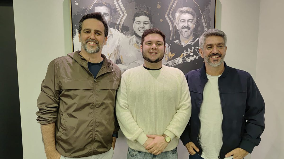 A Uno & Verso é composta por Luiz Fernando Grilo, Breno da Costa Mathias Barcelos Grilo e José Ricardo Barcelos Grilo, que é o CEO