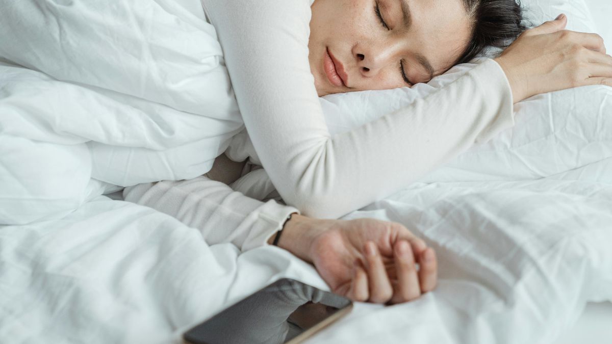 Noites mal dormidas como a postura na cama pode agravar dores na coluna