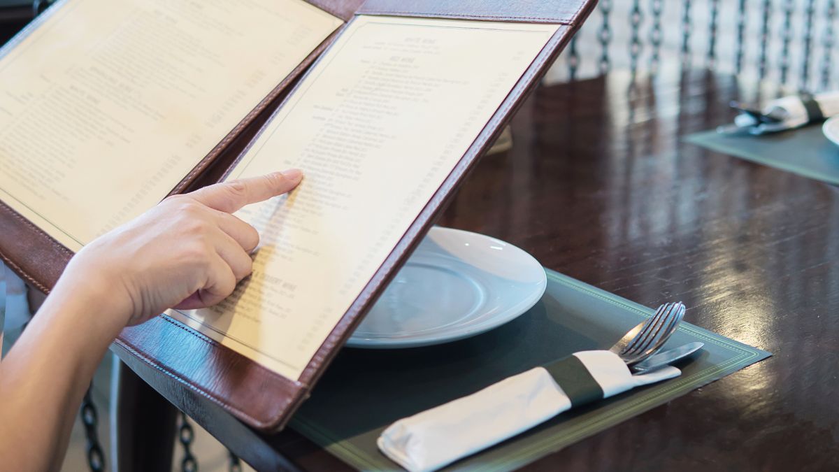 Cidade do litoral de SP vota projeto que torna obrigatório o cardápio de papel