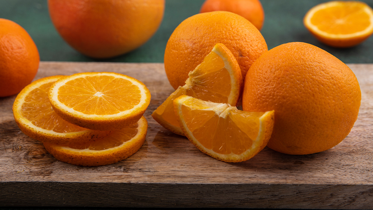 Para comparação, enquanto 100 gramas de laranja oferecem cerca de 47,3 mg do nutriente