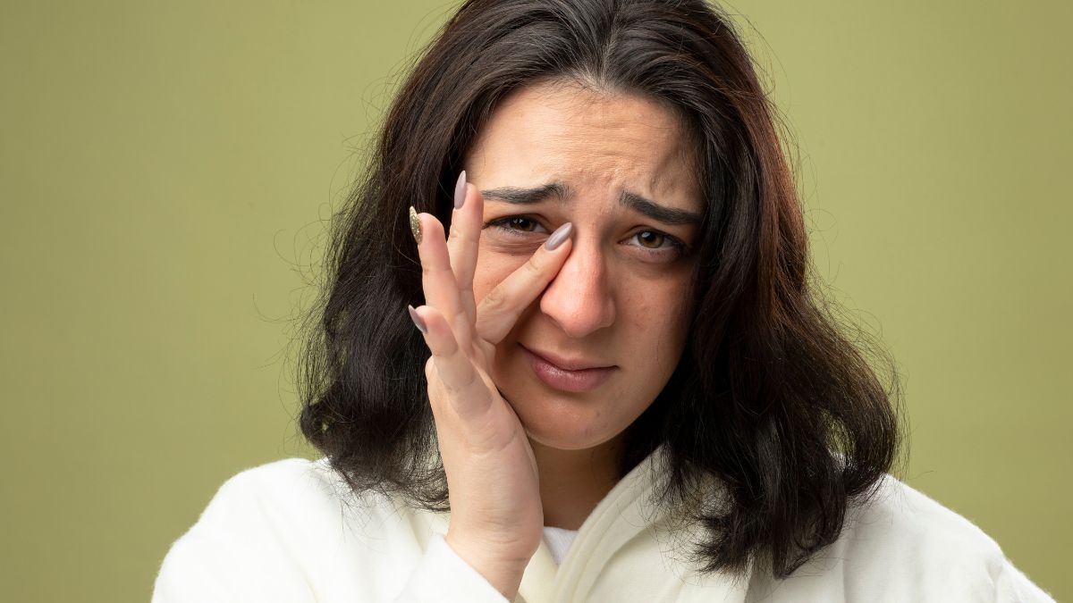 Técnica de maquiagem usa cores estratégicas para corrigir olheiras e manchas o batom vermelho é o destaque da tendência