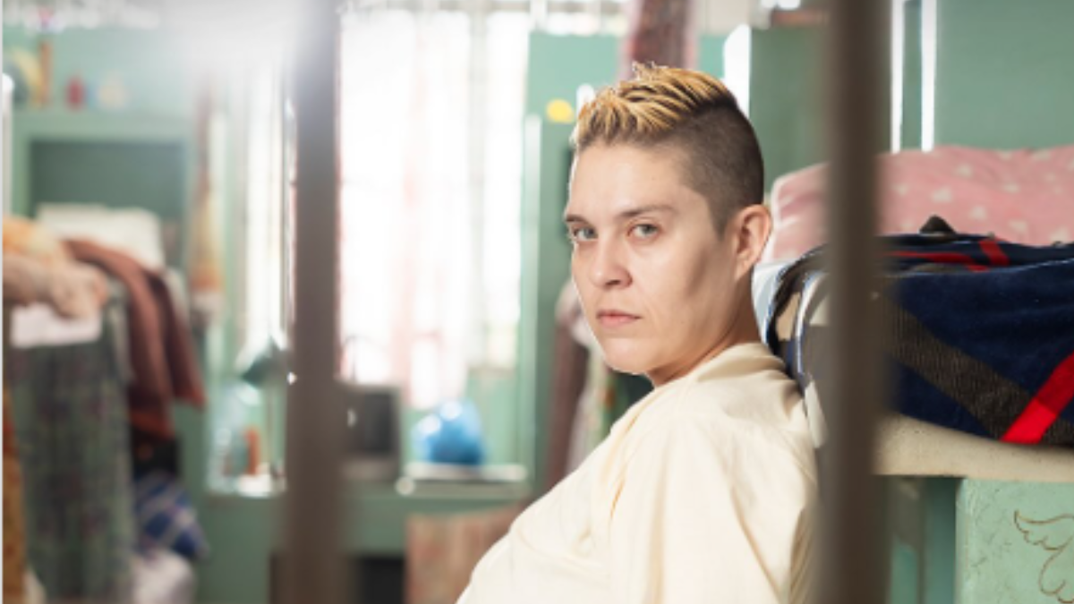 A atriz Letícia Rodrigues revelou no TikTok que as gravações de 'Tremembé' não ocorreram em um presídio real, mas em uma antiga fábrica de lingeries desativada em São Paulo