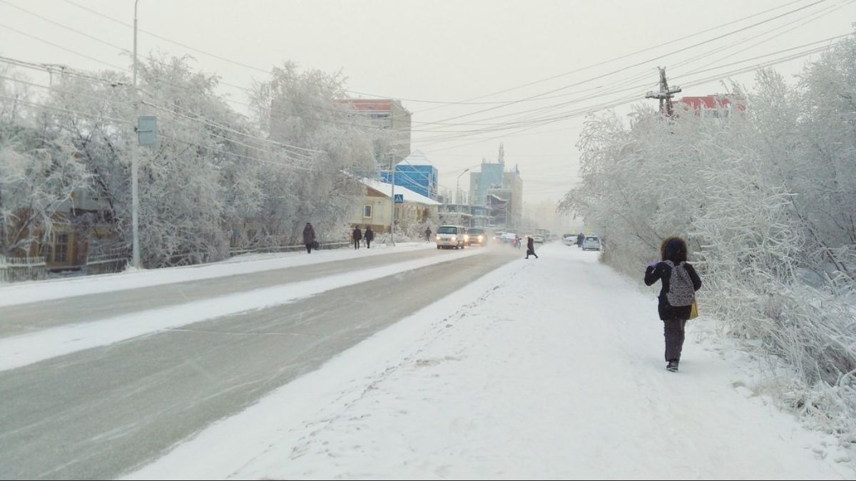Yakutsk, a cidade mais fria do mundo, onde ruas cobertas de neve, fumaça e o congelamento instantâneo transformam a vida cotidiana em um desafio diário