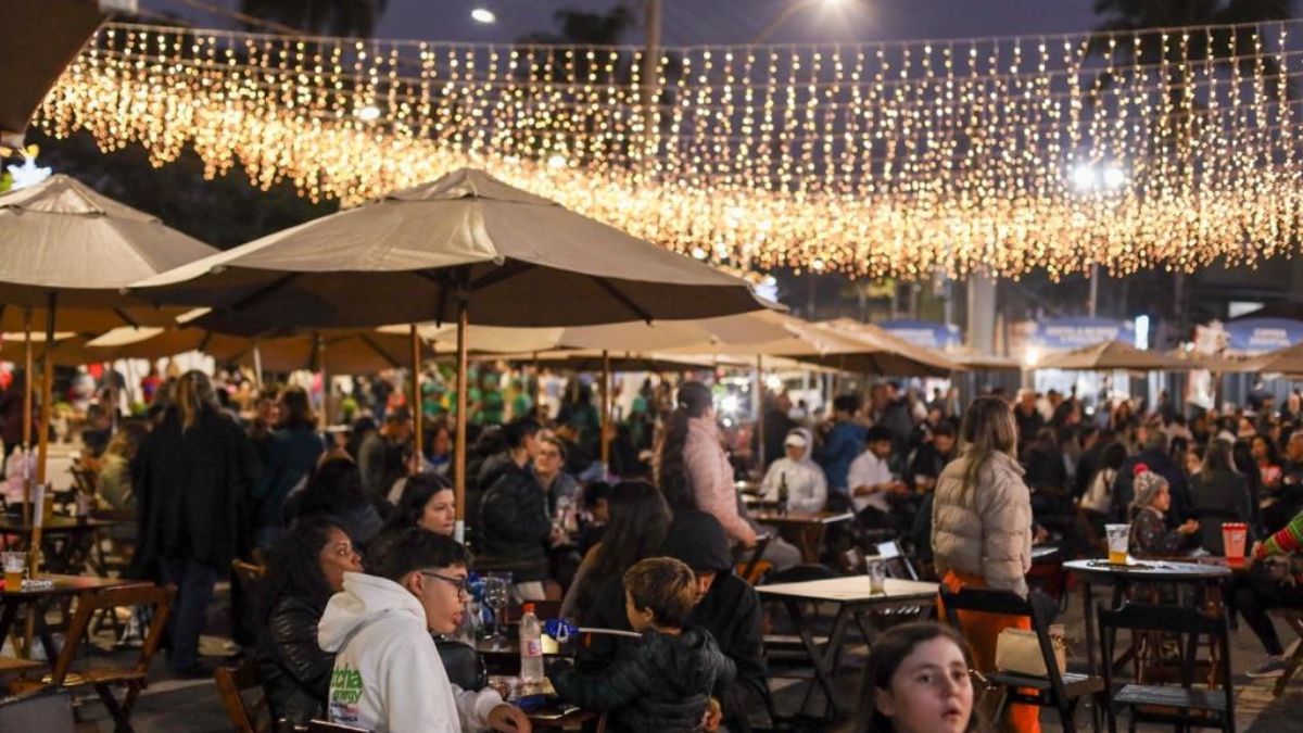 Iluminação natalina transforma Guararema e antecipa o clima festivo para a estreia do novo Festival Encantado, que ocupará dois pontos turísticos da cidade