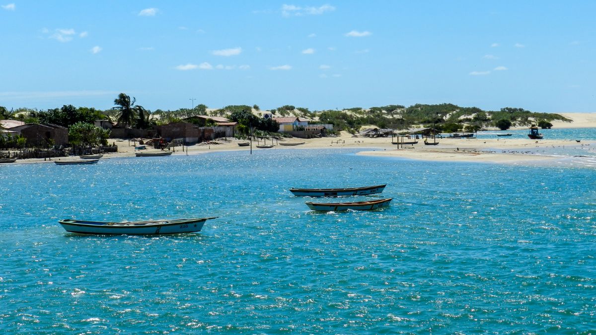 Galinhos, no litoral norte do RN, encanta com paisagens únicas que misturam dunas, manguezais, salinas e um mar de águas cristalinas