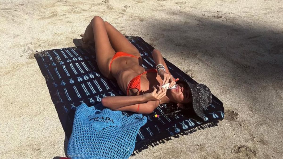 A atriz Bruna Marquezine aparece em uma foto publicada no Instagram aproveitando um dia de praia.