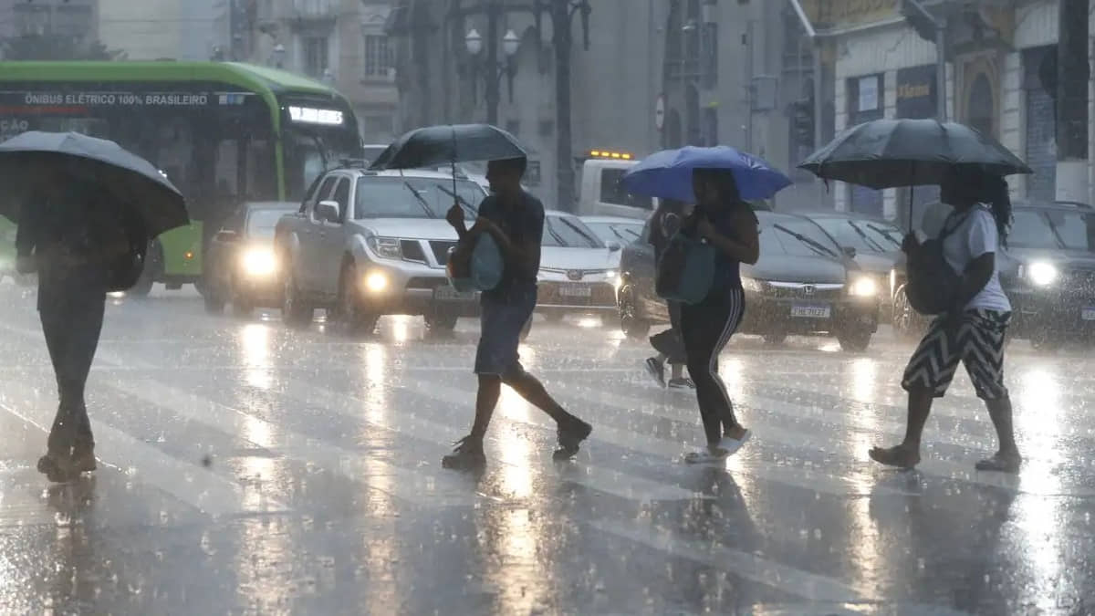 A chuva vai continuar pelas próximas horas no litoral de São Paulo