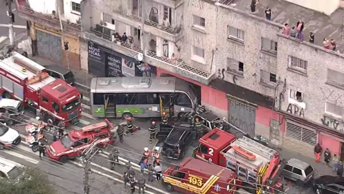 O micro-ônibus teria perdido os freios na região da Brasilândia