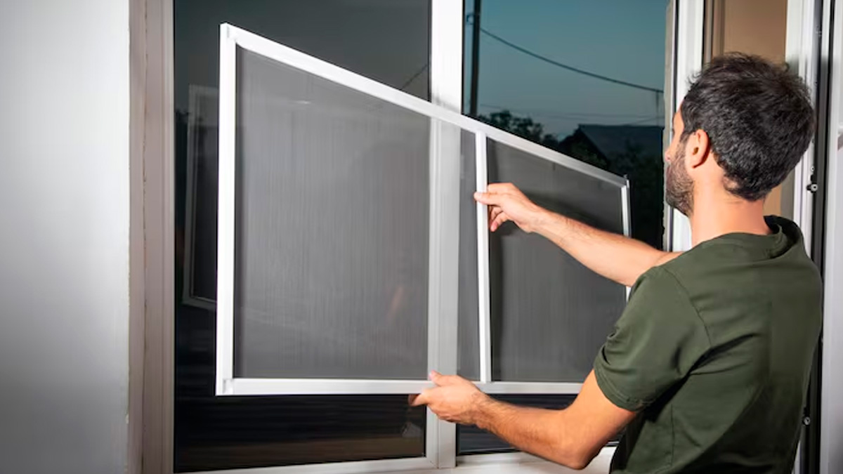 O clássico mosquiteiro de janelas e camas está ganhando uma versão moderna e prática.