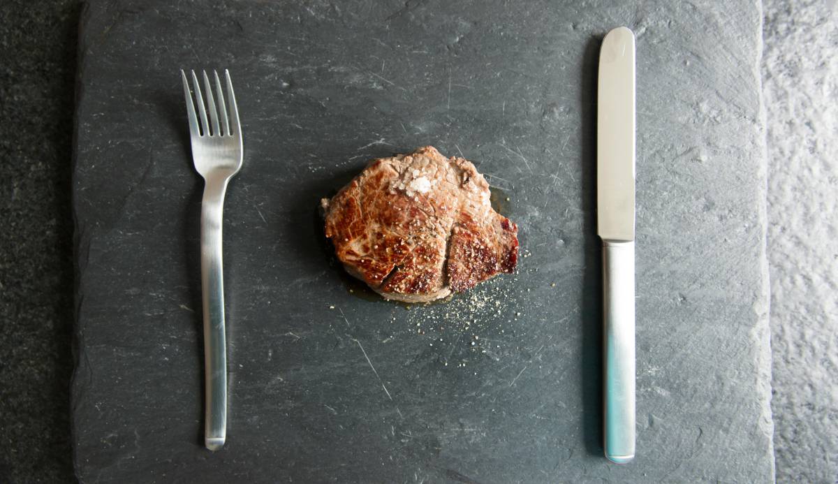 As carnes, frutas e frangos são feitos em uma chapa aquecida, garantindo sabor e praticidade sem gerar fumaça