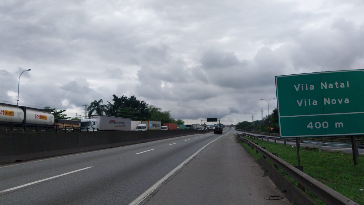Nas imagens enviadas à reportagem, é possível ver diversos caminhões parados, formando uma espécie de fila enorme