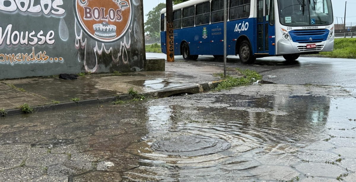 A companhia afirma que o transbordamento ocorre devido a lançamentos irregulares de água pluvial nas redes de esgoto, prática que sobrecarrega o sistema, especialmente em dias de tempestade