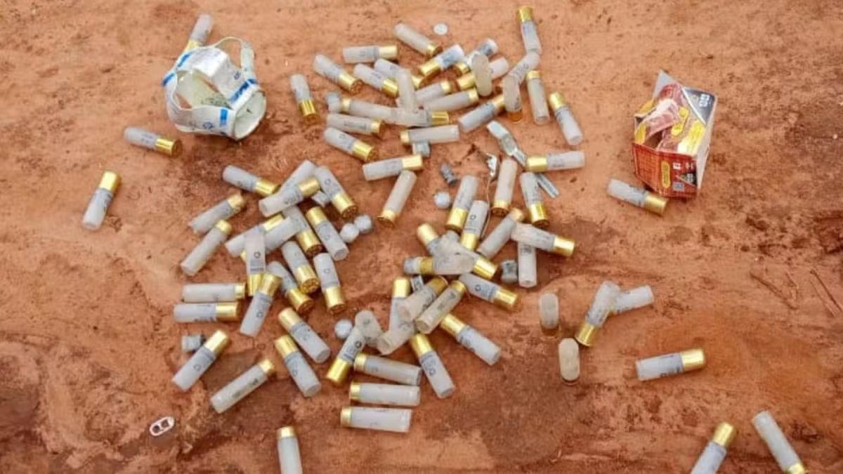 O ataque foi realizado por cerca de 20 pessoas armadas, que teriam vindo de uma fazenda vizinha