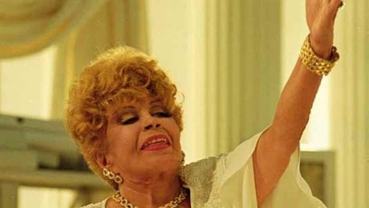 Dercy começou aos 15 anos, nos palcos de teatro de revista, e jamais interrompeu sua trajetória artística, mesmo com idade avançada