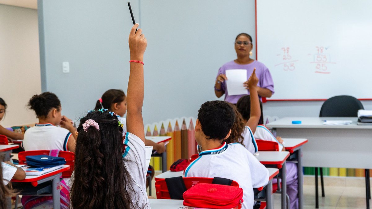 Os salários variam de R$ 3.894,22 a R$ 5.580,54, conforme a função e a carga horária