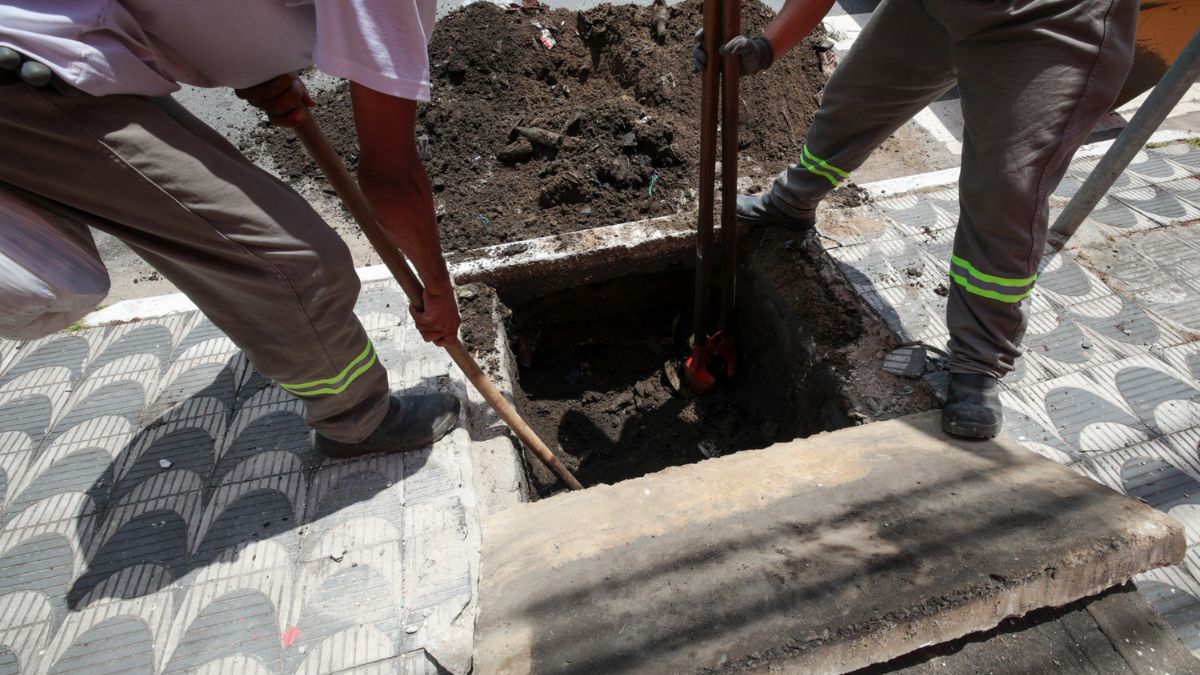 O mutirão de limpeza visa prevenir alagamentos durante a temporada de Verão