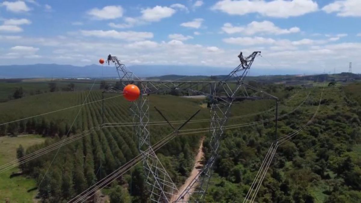 Essas bolas laranjas são oficialmente chamadas de balizas de sinalização visual esféricas