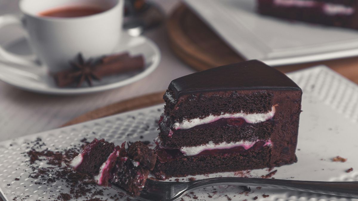 Essa receita une massa de chocolate úmida com uma cobertura crocante