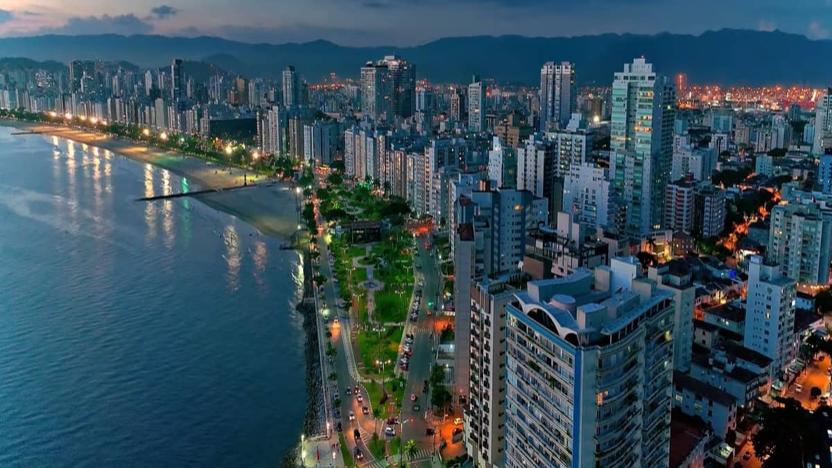 A maior praia urbana contínua do Brasil está em Santos, no litoral de SP