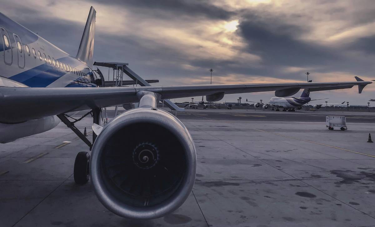 Karina iniciou sua trajetória na aviação ainda jovem e, ao longo da carreira, precisou enfrentar preconceitos e desafios em um ambiente historicamente dominado por homens