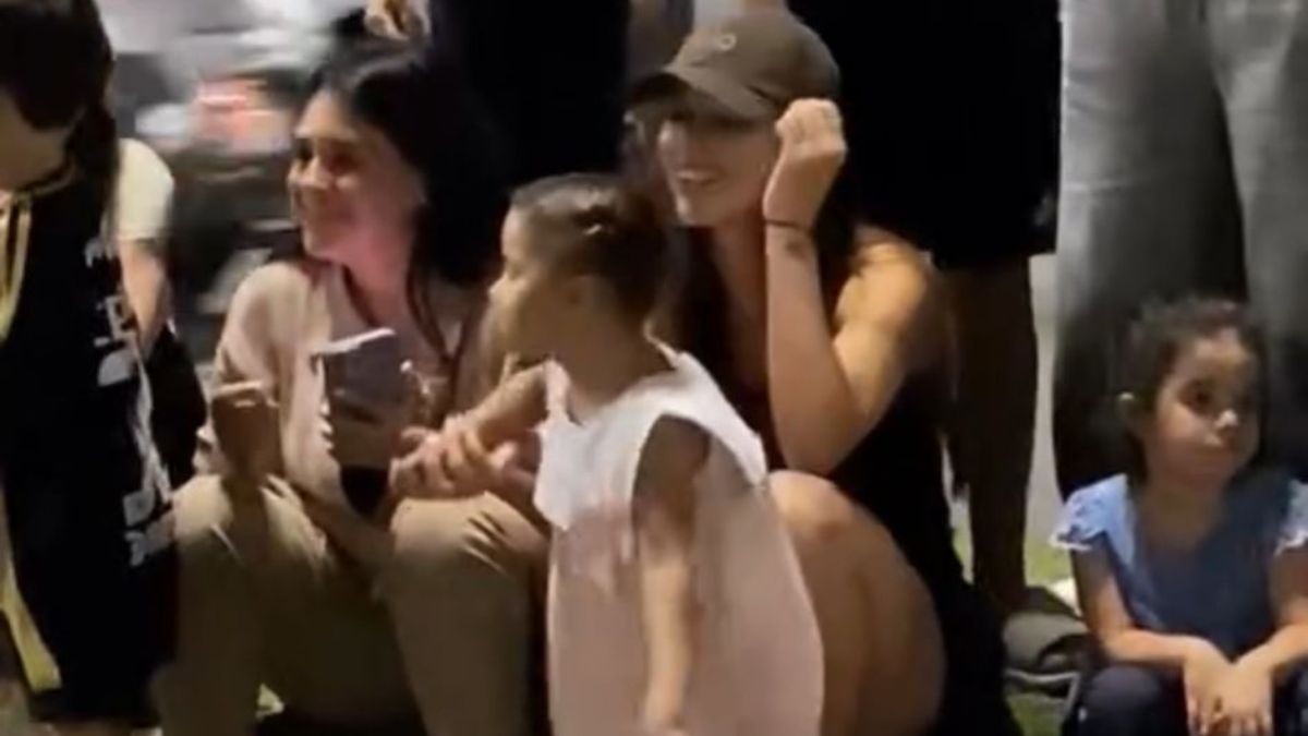 A presença da mãe e da filha do jogador atraiu uma grande multidão