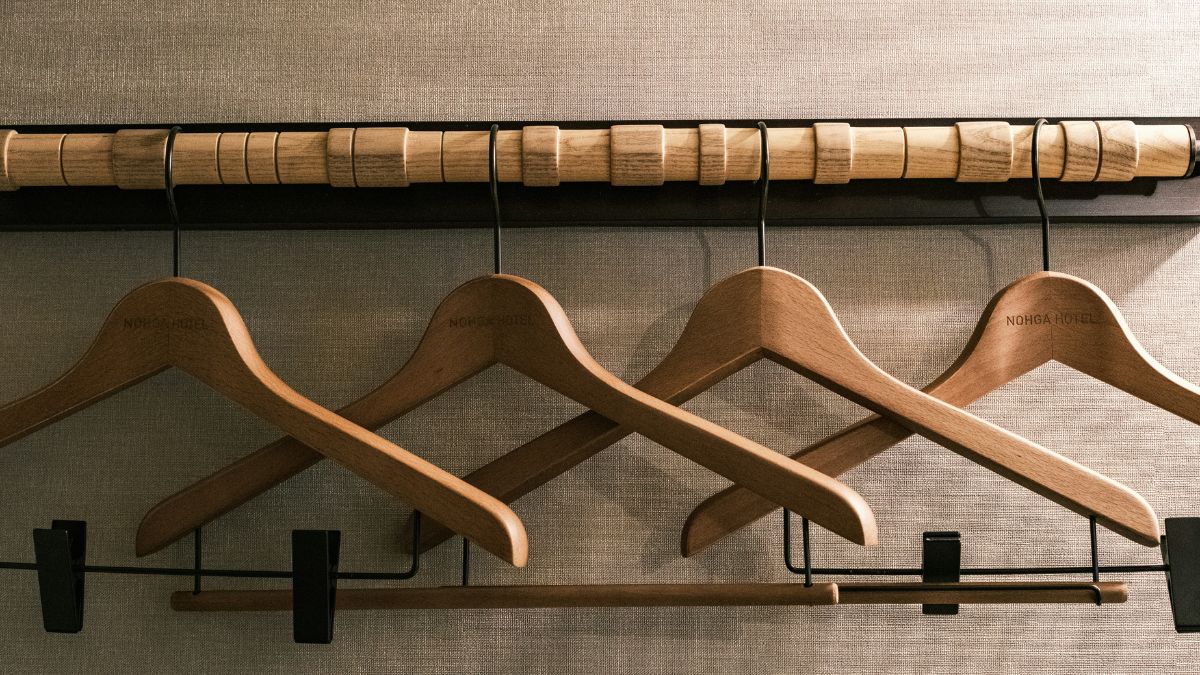 Os cabides de madeira são reaproveitados para formar a base escultural da mesa