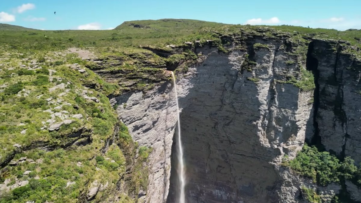 Fenômeno natural faz a água parecer flutuar, formando uma 'fumaça'