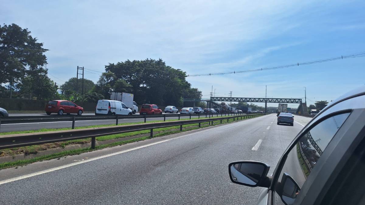 A Avenida Martins Fontes, no bairro do Saboó, ficou marcada por um enorme congestionamento, que se estendeu até a divisa com Cubatão.