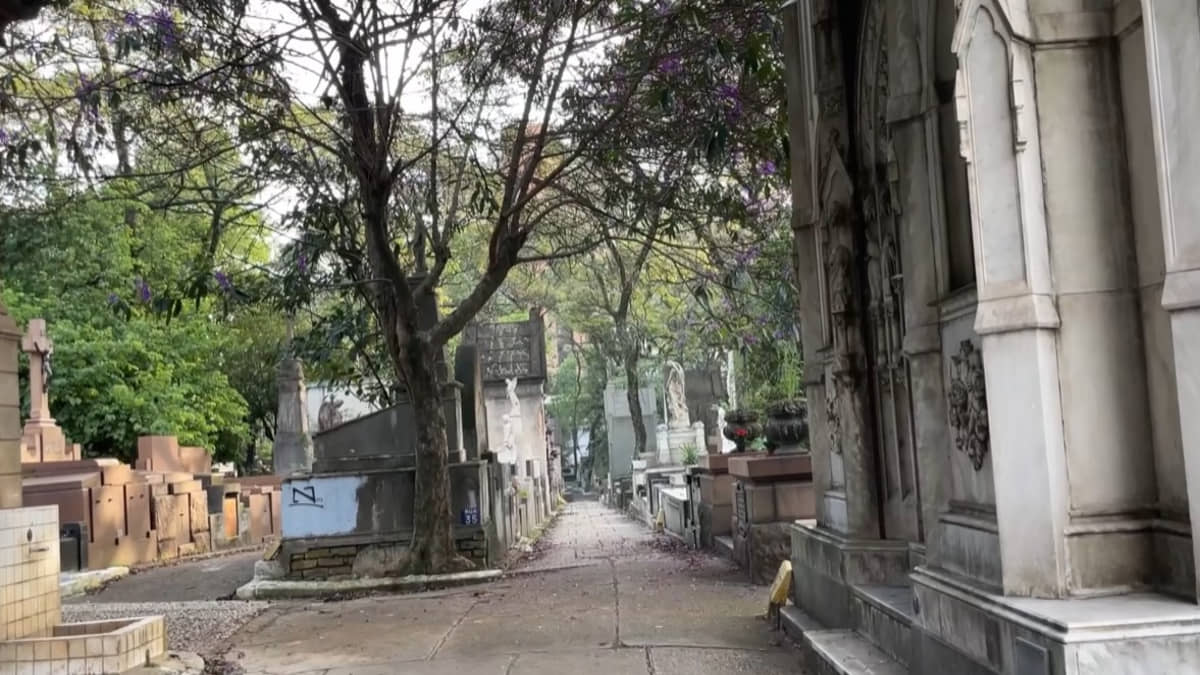 O Cemitério da Consolação, em SP, recebe turistas todos os dias do ano