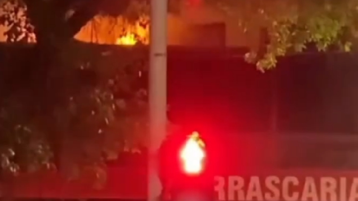 Ainda não há informações sobre possíveis vítimas, danos ou causas do incêndio