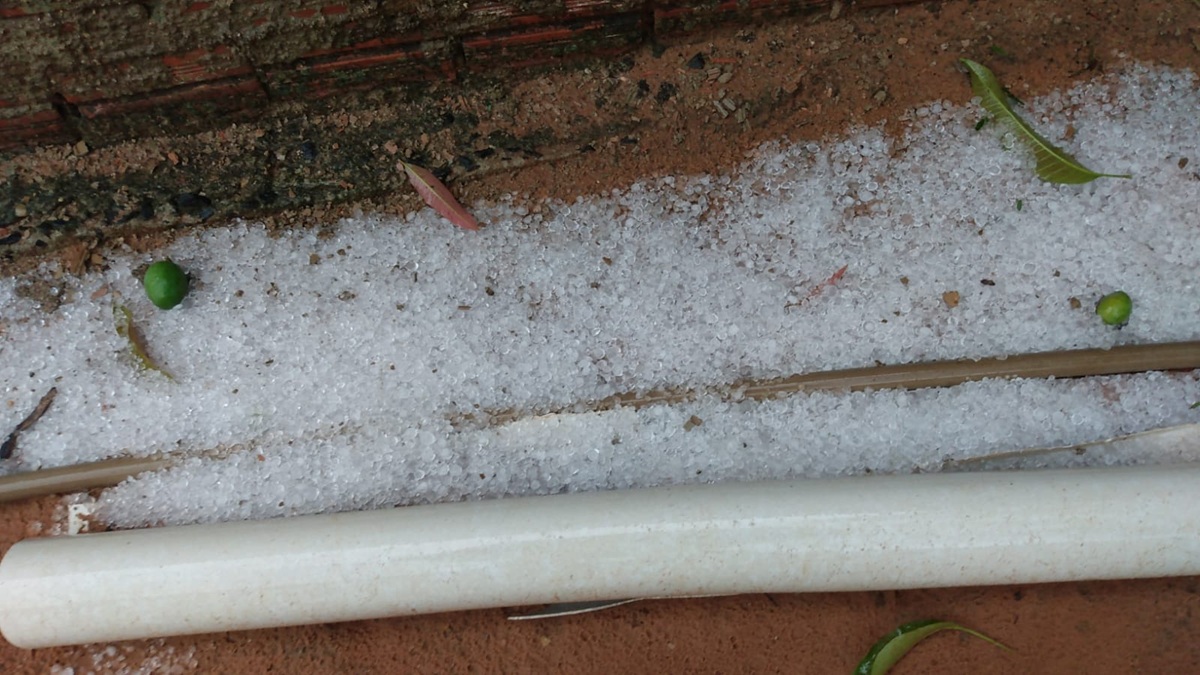 Chuva de granizo em Rio Claro durou poucos minutos, mas foi suficiente para assustar moradores