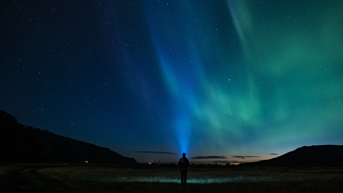 O fenômeno ocorre quando partículas solares interagem com a atmosfera