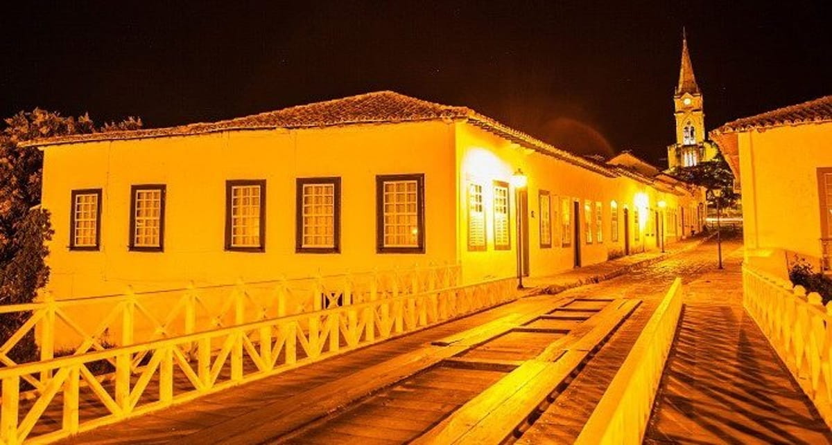 Localizada a 140 km de Goiânia, a cidade guarda com orgulho seu traçado original, suas construções em adobe e pau a pique e uma atmosfera que remete diretamente aos anos 1950