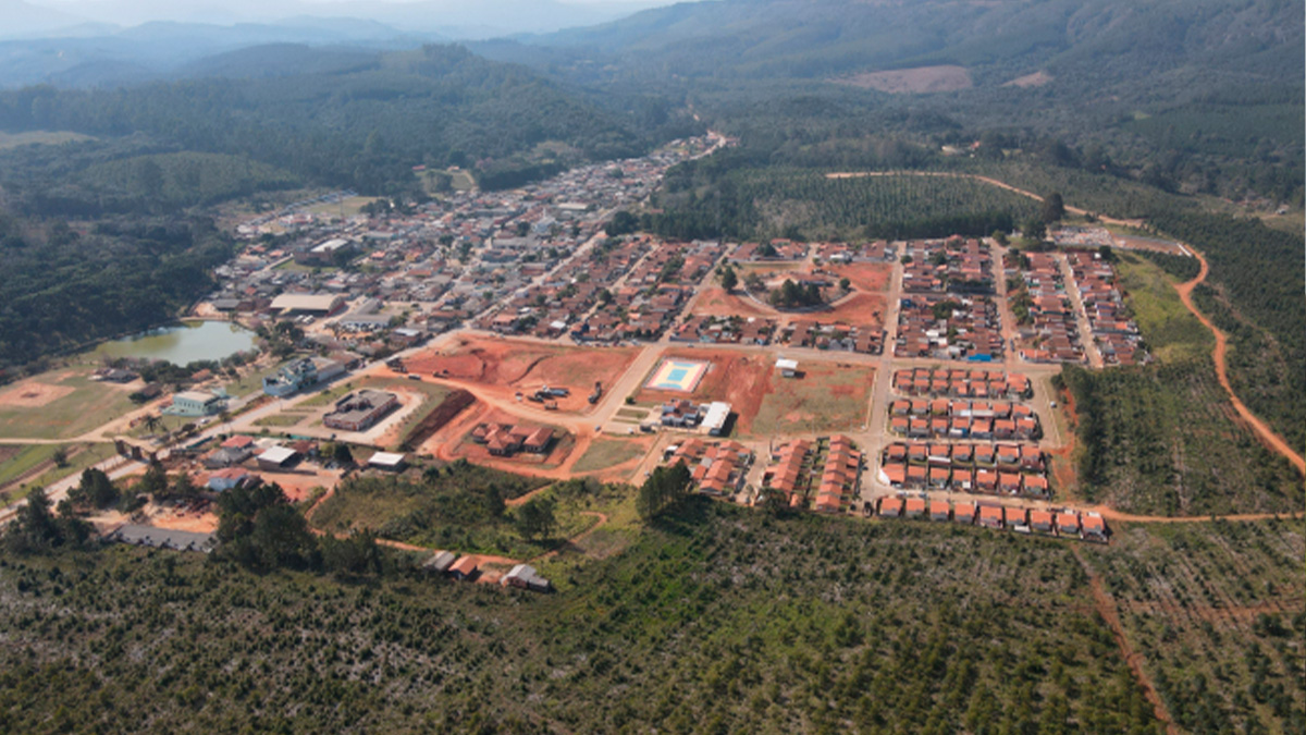 Com pouco mais de 3,6 mil habitantes e localizada a 471 km de São Paulo, Bom Sucesso de Itararé, na divisa com o Paraná