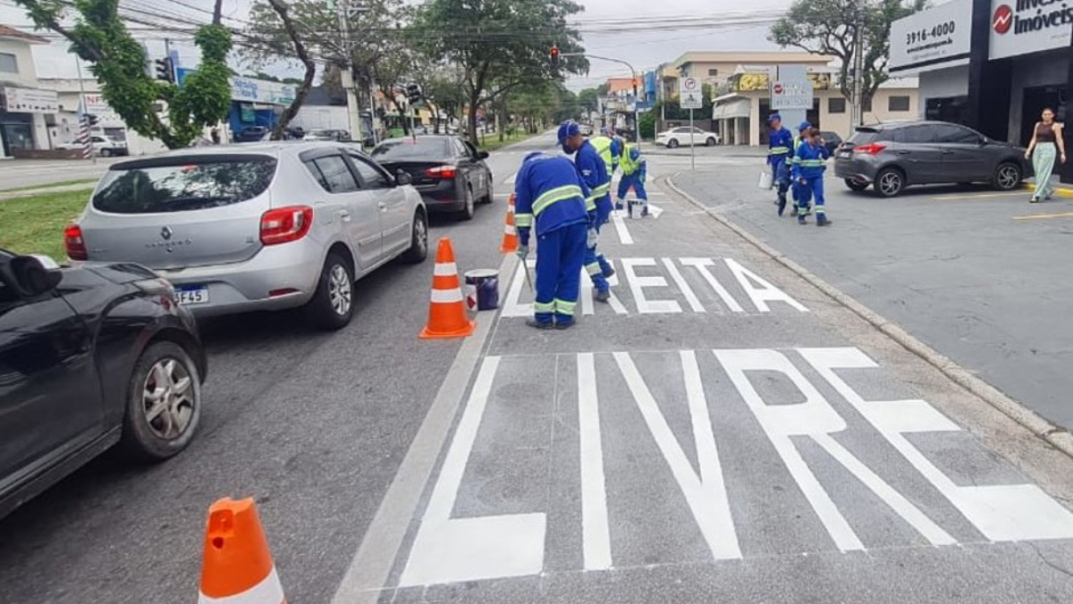 Os motoristas poderão realizar a conversão à direita quando houver sinalização específica