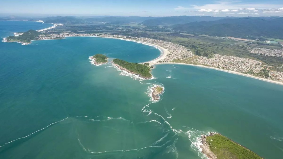 A Praia do Sonho é um dos destaques da cidade de Palhoça