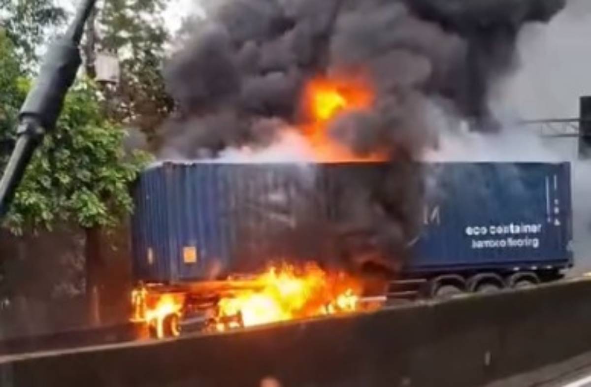 O Corpo de Bombeiros, Polícia Rodoviária e a própria Ecovias estão no local atendendo à ocorrência